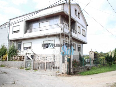 Casa en venta en Padrón, con 5 dormitorios, 2 baños, 2 plazas de garaje, trastero, terraza y terreno