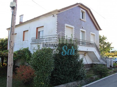 Casa en venta en Padrón, con 3 dormitorios, baño, trastero, balcón y terreno