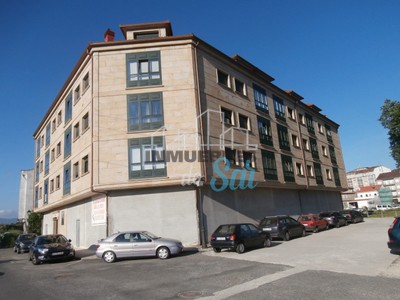 Piso en venta en Padrón, con 3 dormitorios, baño, aseo, 2 plazas de garaje y trastero