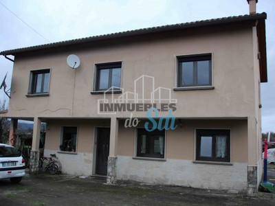 Casa en venta en Valga, con 7 dormitorios, 2 baños, trastero y terreno