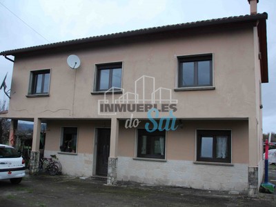 Casa en venta en Valga, con 7 dormitorios, 2 baños, trastero y terreno