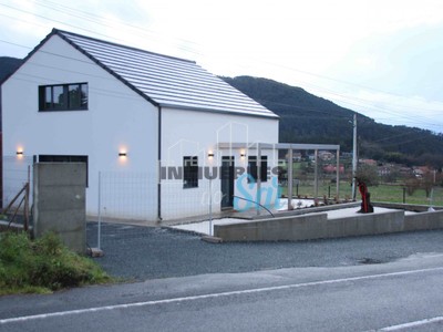 Casa en alquiler en Padrón, Carcacía, con 3 dormitorios, 3 baños y 2 plazas de garaje