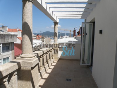 Ático en alquiler en Vigo, con 2 dormitorios, baño y terraza