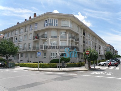Duplex en venta en Milladoiro, con 2 dormitorios, baño, aseo, plaza de garaje y trastero