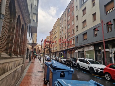 Piso en venta en Barakaldo, Centro, con 4 dormitorios, baño y aseo