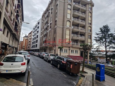 Piso en venta en Santurtzi, con 3 dormitorios, 2 baños, plaza de garaje y balcón