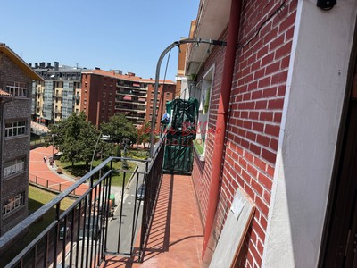 Piso en venta en Barakaldo, Centro - Autonomia, con 3 dormitorios, baño y balcón
