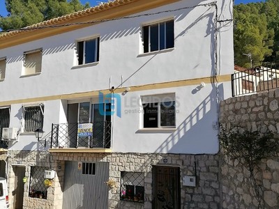 Casa en venta en Alcalá Del Júcar, con 4 dormitorios, 3 baños, 2 plazas de garaje y trastero