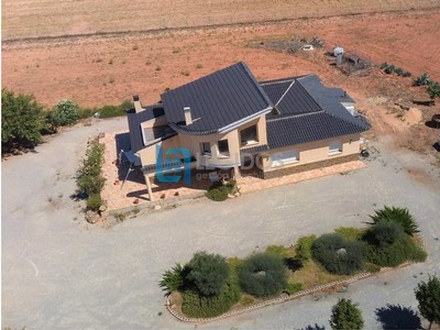 Chalet en venta en Alborea, con 4 dormitorios, 3 baños, aseo, terraza y terreno