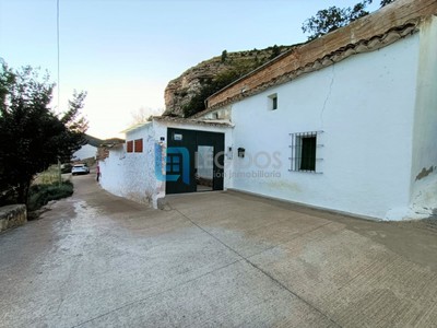 Casa en venta en Tolosa, con 4 dormitorios, baño, plaza de garaje y trastero