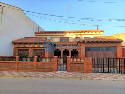 Casa en venta en Alborea, con 8 dormitorios, 2 baños, plaza de garaje y terraza