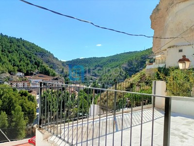Casa en venta en Alcalá Del Júcar, con 3 dormitorios, baño, balcón y 2 terrazas