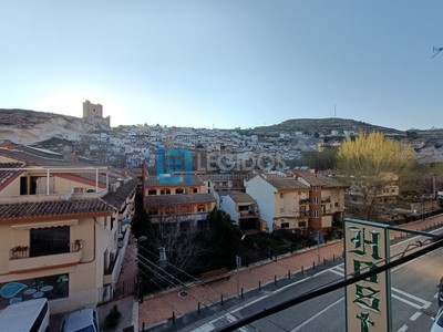 Piso en alquiler en Alcalá Del Júcar, con 2 dormitorios, baño y balcón