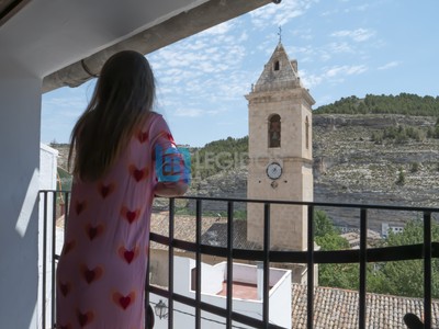 Casa rural en alquiler vacacional en Alcalá Del Júcar, con 2 dormitorios, baño y balcón