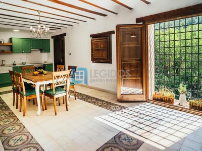 Casa en alquiler vacacional en Alcalá Del Júcar, con 3 dormitorios y 2 baños