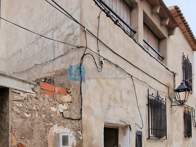 Casa en venta en Recueja, con 4 dormitorios, baño, trastero y terraza