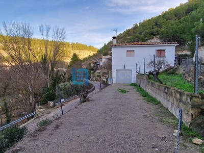 Chalet en venta en Alcalá Del Júcar, con 3 dormitorios y baño