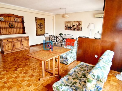 Piso en venta en Albacete, con 3 dormitorios, 2 baños, plaza de garaje y balcón