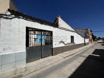 Casa en venta en Casas Ibáñez, con 4 dormitorios y baño