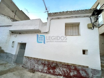 Casa en venta en Recueja, con 6 dormitorios, baño, trastero y terraza