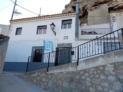 Casa en venta en Alcalá Del Júcar, con 4 dormitorios, 2 baños, trastero y terraza