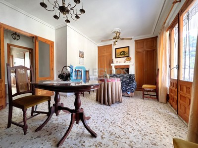 Piso en venta en Alcalá Del Júcar, con 3 dormitorios, 2 baños y balcón