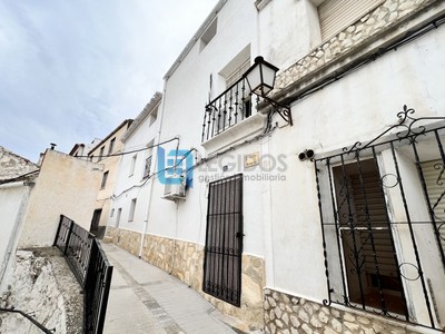 Casa en venta en Alcalá Del Júcar, con 3 dormitorios, baño y trastero