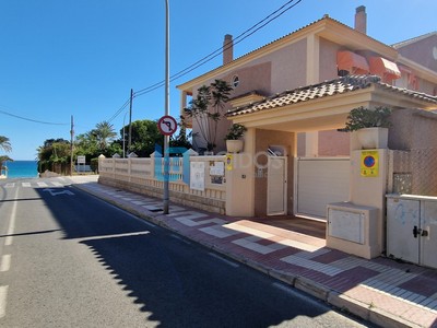 Adosado en venta en El Campello, con 5 dormitorios, 2 baños, aseo, 2 plazas de garaje, 2 balcones y terraza
