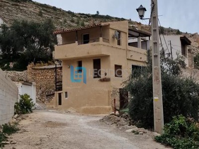 Casa en venta en Tolosa, con 2 dormitorios, baño, aseo y terraza