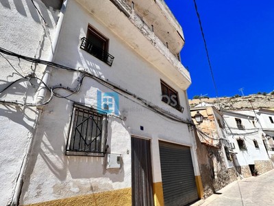 Casa en venta en Alcalá Del Júcar, con 3 dormitorios, 2 baños, plaza de garaje, trastero, balcón y terraza