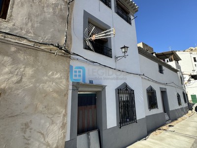 Casa en venta en Alcalá Del Júcar, con 3 dormitorios, baño y trastero