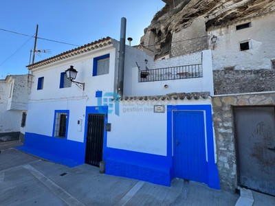 Casa en venta en Alcalá Del Júcar, con 3 dormitorios, baño y trastero