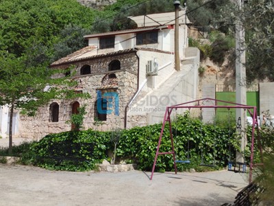 Casa en venta en Tolosa, con 3 dormitorios, baño, aseo, balcón y terraza