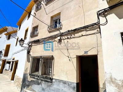 Casa en venta en Alcalá Del Júcar, con 3 dormitorios, baño y trastero