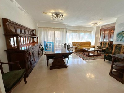 Piso en alquiler en Alicante, Centro, con 4 dormitorios, 2 baños y plaza de garaje