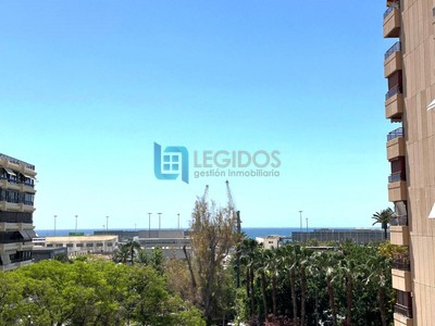 Piso en alquiler en Alicante, Centro, con 3 dormitorios y 2 baños