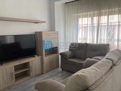 Casa en alquiler en Albacete, con 3 dormitorios, baño y balcón