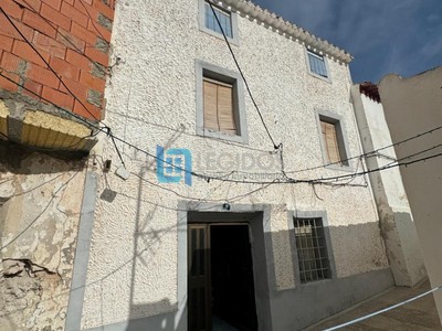 Casa en venta en Alcalá Del Júcar, con 4 dormitorios y baño