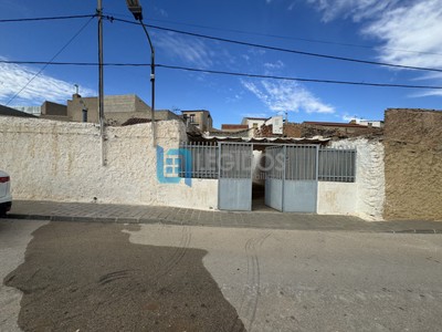 Casa en venta en Villavaliente, con 3 dormitorios, baño, trastero y terraza