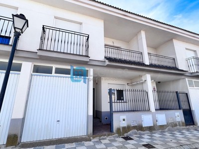 Adosado en venta en Casas De Juan Núñez, con 4 dormitorios, 2 baños, aseo, plaza de garaje, trastero y 2 balcones