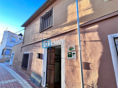 Casa en venta en Recueja, con 8 dormitorios, 2 baños, trastero y terraza