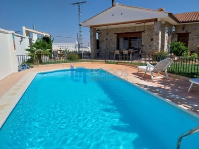 Chalet en venta en Alatoz, con 4 dormitorios, 2 baños, plaza de garaje, trastero y terreno