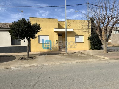 Casa en venta en Casas Ibáñez, con 3 dormitorios, 2 baños y plaza de garaje