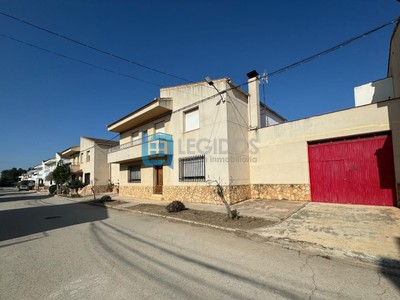 Casa en venta en Aguas Nuevas, con 6 dormitorios, 2 baños, plaza de garaje y terraza