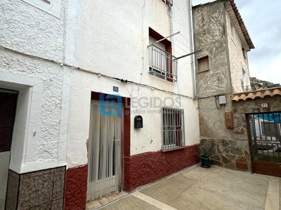Casa en venta en Alcalá Del Júcar, con 3 dormitorios y baño