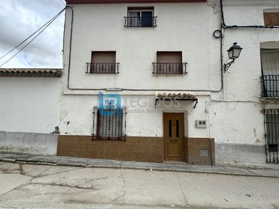 Casa en venta en Alcalá Del Júcar, con 3 dormitorios, baño y trastero
