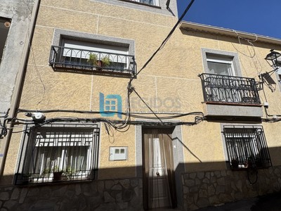 Casa en venta en Alatoz, con 3 dormitorios, 2 baños y balcón