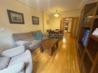 Piso en venta en Albacete, con 3 dormitorios, 2 baños, plaza de garaje, trastero y balcón