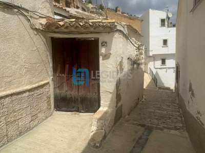 Casa en venta en Alcalá Del Júcar, con 4 dormitorios, baño y trastero