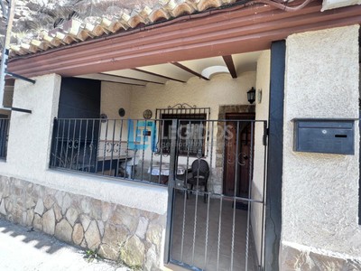 Casa rural en venta en Alcalá Del Júcar, con 2 dormitorios, baño, aseo y terraza